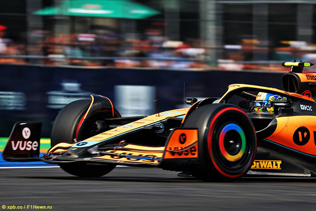 Ландо Норрис за рулём McLaren MCL36 на трассе в Мехико