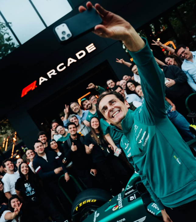 Педро де ла Роса на открытии центра Arcade F1 в Мадриде, фото пресс-службы Aston Martin