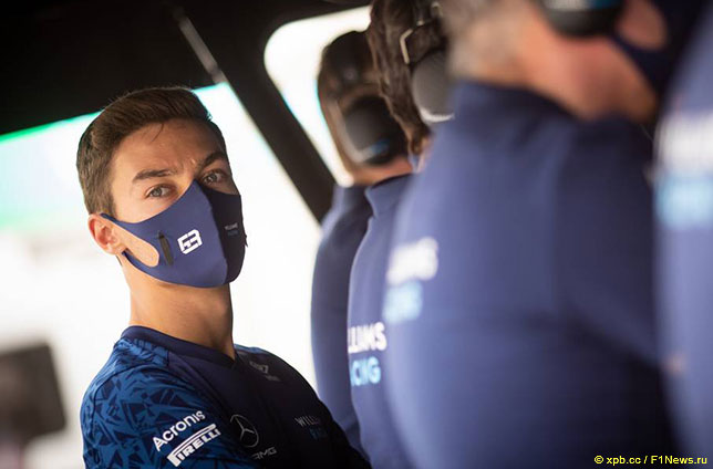Джордж Расселл следит за работой на трассе с питуолл команды Williams