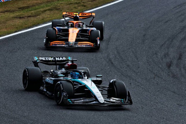 Джордж Расселл ведёт борьбу с McLaren на дистанции Гран При Японии, фото XPB