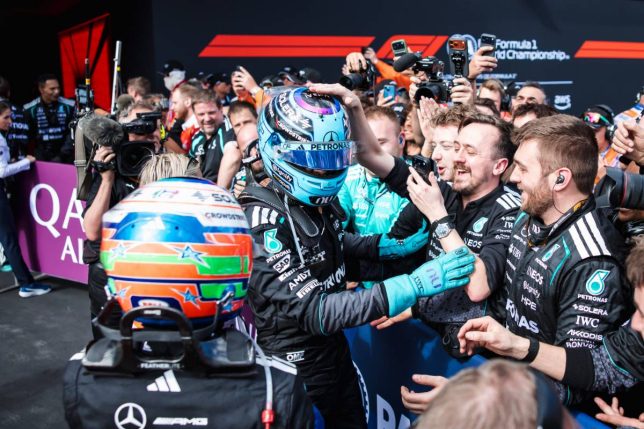 Команда Mercedes поздравляет своих гонщиков с победным дублем, фото XPB
