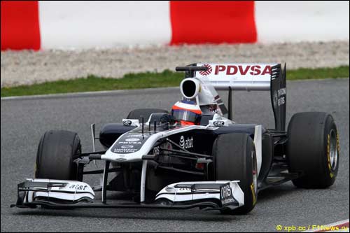 Рубенс Баррикелло за рулем Williams FW33 на тестах в Барселоне