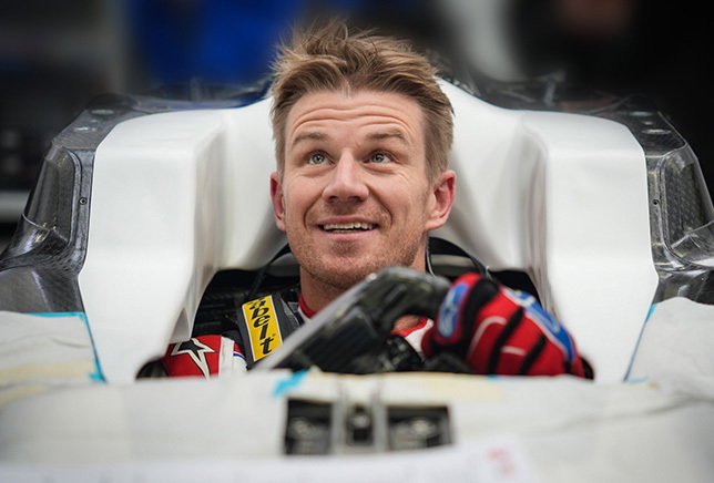 Нико Хюлкенберг во время процедуры подгонки сиденья на базе Haas F1, фото пресс-службы команды