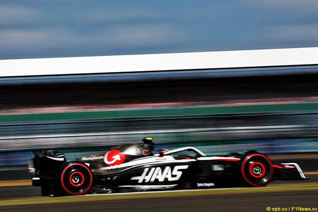 Нико Хюлкенберг за рулём машины Haas на тренировках в Сильверстоуне