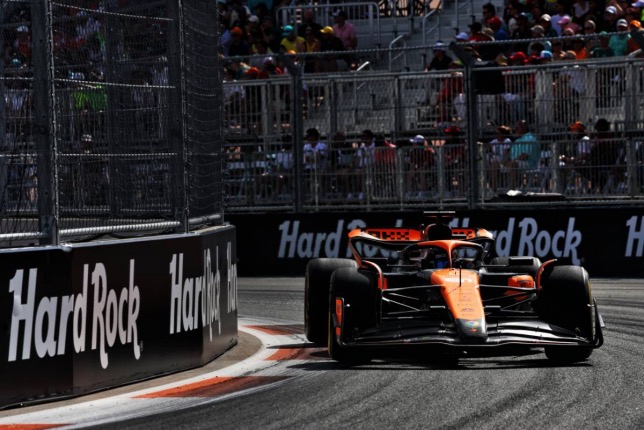 Оскар Пиастри за рулём McLaren MCL38 на трассе в Майами, фото XPB