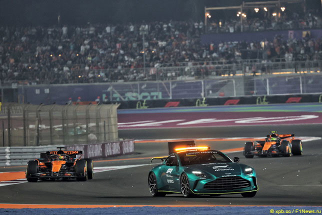 Гонщики McLaren за автомобилем безопасности