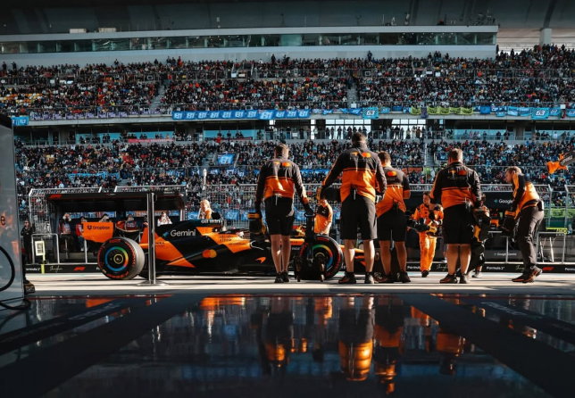 Машина Оскара Пиастри в боксах McLaren, фото пресс-службы команды