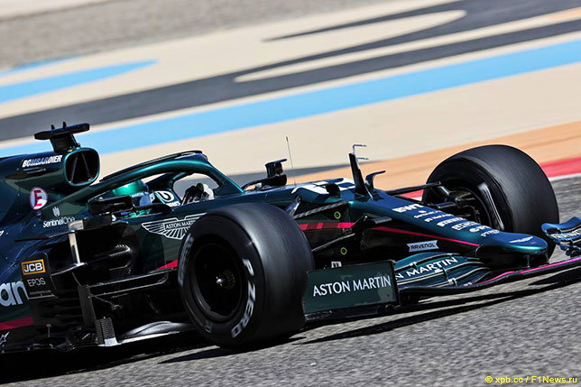 Лэнс Стролл за рулём Aston Martin AMR21 на тестах в Бахрейне