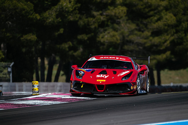 Адриан Сутил за рулём спорткара Ferrari на трассе в Ле-Кастелле, фото пресс-службы Ferrari