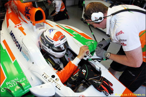 Адриан Сутил на свободных заездах в Великобритании в боксах Force India