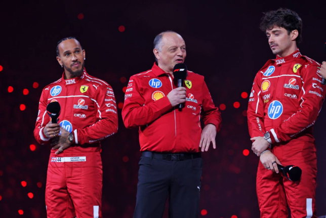 Фредерик Вассёр с гонщиками Ferrari во время шоу F1 75 Live, фото XPB