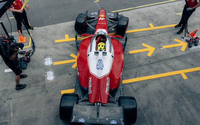 Льюис Хэмилтон за рулём SF-26, фото пресс-службы Ferrari