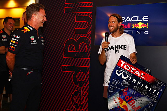 Себастьян Феттель в расположении Red Bull Racing в Абу-Даби, фото пресс-службы Red Bull
