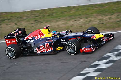 Себастьян Феттель за рулем RB8 на тестах в Барселоне