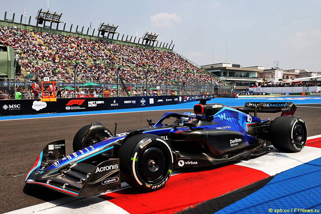 Логан Сарджент за рулём Williams FW44 на трассе в Мехико