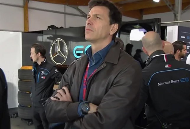 Тото Вольфф в боксах команды Mercedes EQ в Саудовской Аравии
